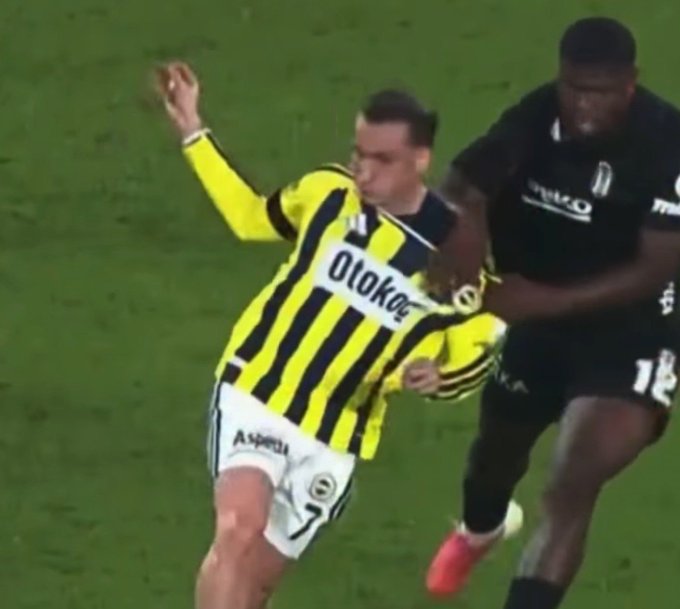 Ayase280975's tweet photo. Ya ben bişeyi çok merak ediyorum beşiktaş maçında neden istisnasız bütün beşiktaşlı oyuncular fenerli oyuncuların formasına asıldıkça asıldı ve neden hiç birine faul çalınmadı takımca sanki formalara asılın zaten faul çalmıcaklar denmiş gibi çekilmeyen adam yok https://t.co/1q8jNZe4r9