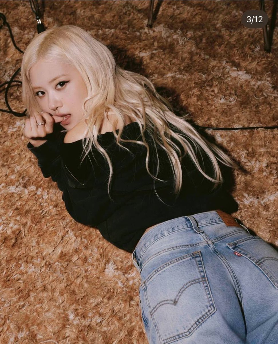 roseannebrasil's tweet photo. 🚨RUMOR!! Tudo indica que ROSÉ deve passar por Tóquio no dia 14 de setembro para um evento super restrito da colaboração Levi's × ROSÉ. Ao que tudo indica, apenas 30 fãs selecionados teriam a sorte grande de conseguir um autógrafo e conhecê-la de perto.

— A expectativa é que o lançamento oficial da coleção completa aconteça logo no dia seguinte, em 15 de setembro. 

#ROSÉ #로제 @numberoneHQ