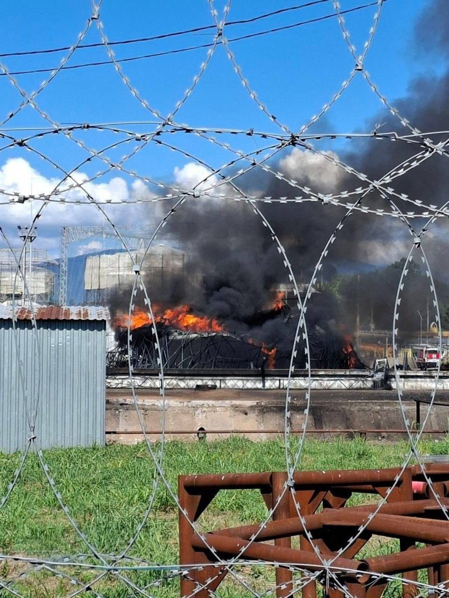 Zn_Portnova's tweet photo. Сочі. Догоряє Роснафта🔥 https://t.co/ZJke59mVOz