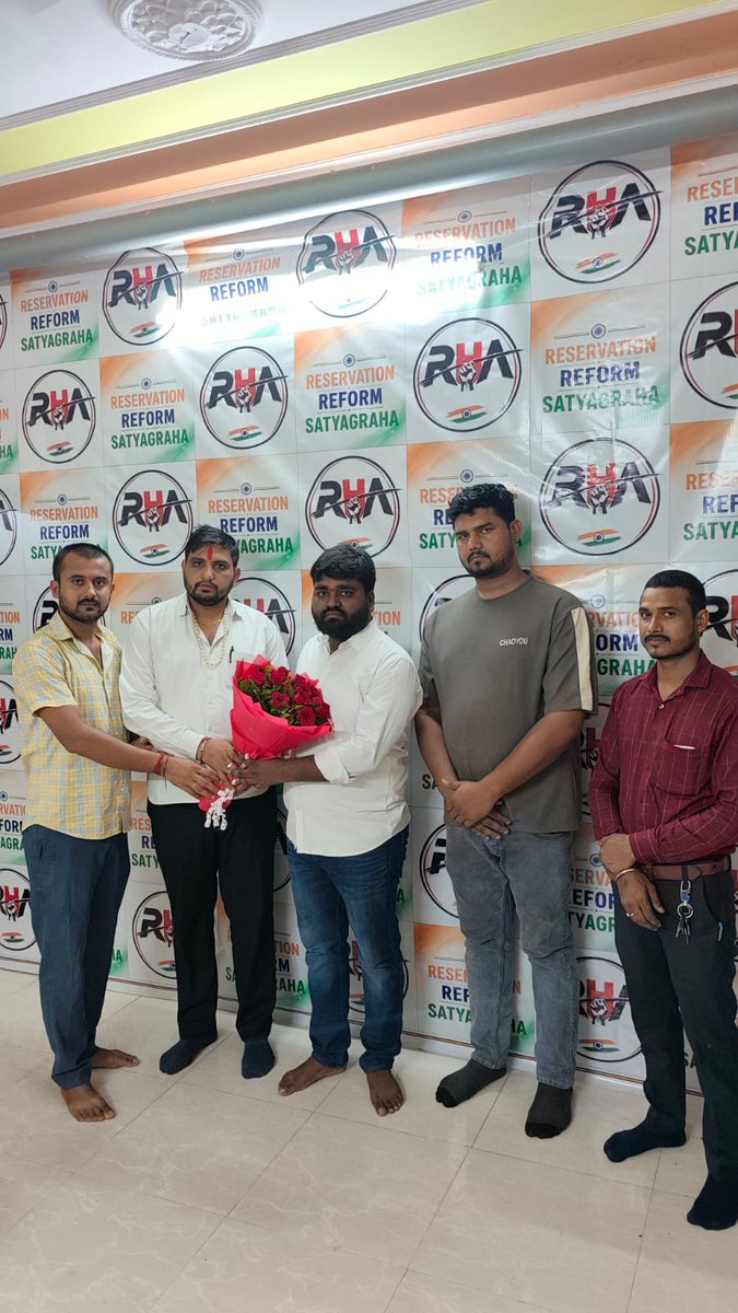 thakurshivam97's tweet photo. सर्व समाज मे लोग अगल अगल पार्टीयो से रिजाइन करके रिजर्वेशन रिफॉर्म मुहिम का हिस्सा बन रहे है और अपने मन से हम सब आपका स्वागत करते है और यदि आप किसी पार्टीयो में है और आप उस पार्टी में रहिए लेकिन अपने जनप्रतिनिधियों से सवाल करिए 
आरक्षण क्यो...?
आरक्षण किसको...?
आरक्षण में रिफॉर्म क्यों नही..?
UGC के फायदे..?
क्या UGC छात्रों को अगल नही कर रहा है..?
जनता को भर्मित करके आपकि राजनीति कबतक चलेगी..?
यदि आपका जनप्रतिनिधि इन सवालों का जबाब नही दे पाता है तो आप अपने जनप्रतिनिधि आपका हित कभी नही कर पाएगा इसलिए सवाल आप पूछना चालू करें..
#21August 
#JantarMantar