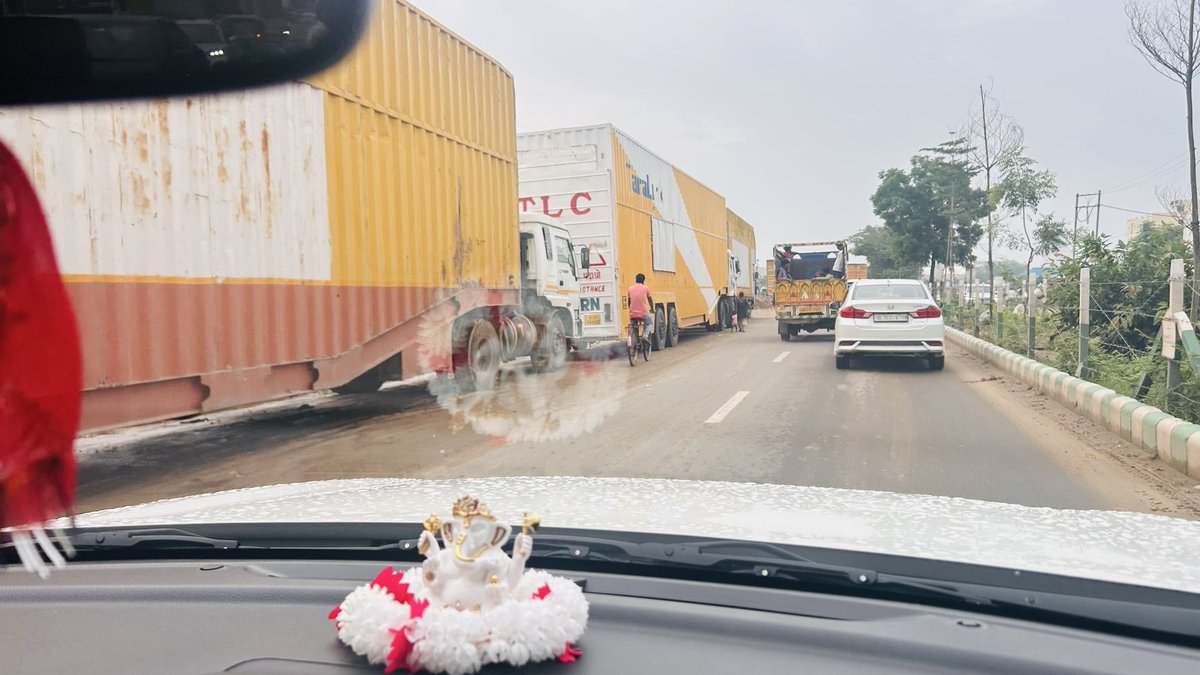 SatishMalra's tweet photo. @cmohry @DGPHaryana @CPMumbaiPolice @TrafficGGM मानेसर पुलिस को कई बार बता चुके हैं कि मेंन रोड पर बड़े-बड़े ट्रक खड़े रहते हैं जिससे सुबह-शाम जाम लगता है, और एक्सीडेंट का खतरा रहता है।लेकिन मानेसर पुलिस द्वारा कार्रवाई नहीं की गई है? मुख्यमंत्री कार्यालय इस पर ध्यान दे । https://t.co/mfDFs1UNRa