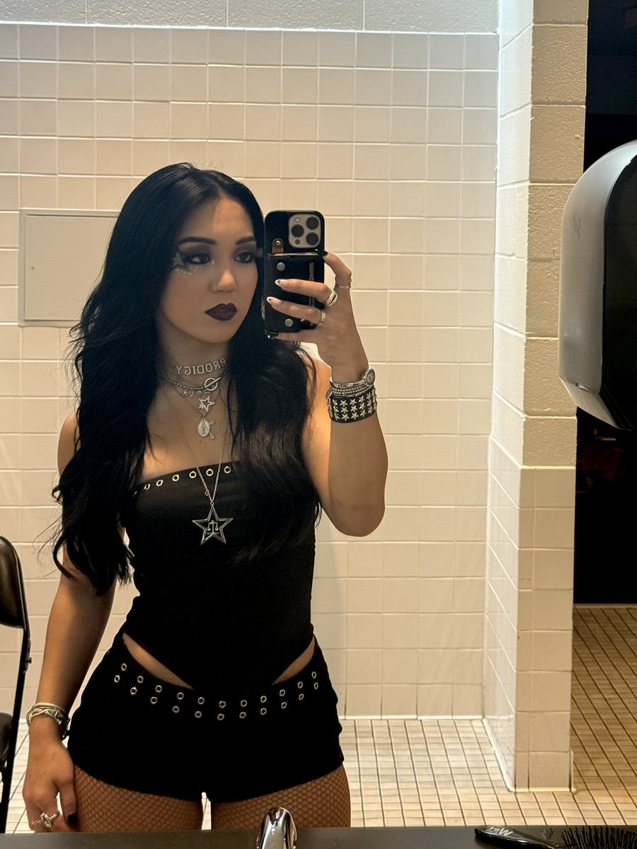 roxanne_wwe's tweet photo. #SNME 🖤 https://t.co/foWPXpuBbJ