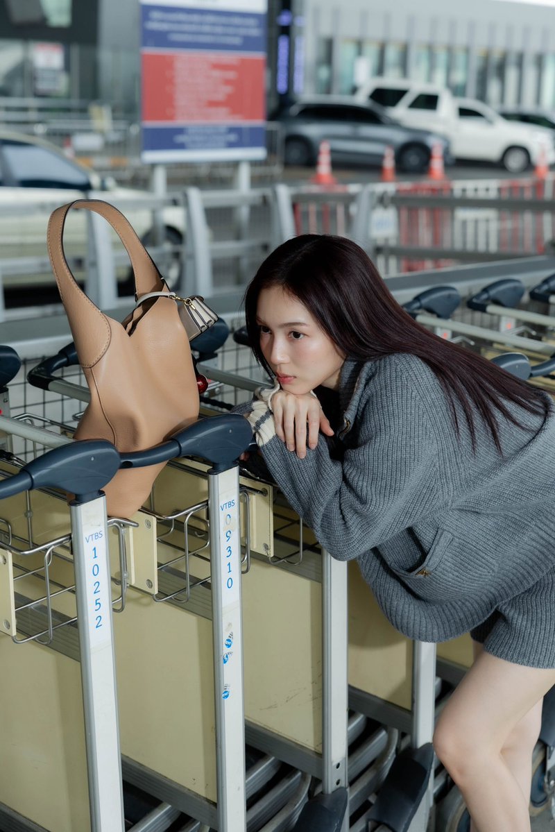 ELLEThailand's tweet photo. ส่องแอร์พอร์ตลุคของ เลิฟ ภัทรานิษฐ์ @loverrukk จาก Coach พร้อมออกเดินทางสู่นครนิวยอร์กเพื่อร่วมชมแฟชั่นโชว์ Coach Spring 2027 ในวันที่ 10 กันยายน 2026 เวลา 6.30 นาฬิกาตามเวลาประเทศไทย

#ELLEThailand 
#CoachNY #CoachSpring27 
#NYFW #loverrukk https://t.co/QJ98vXpmWE