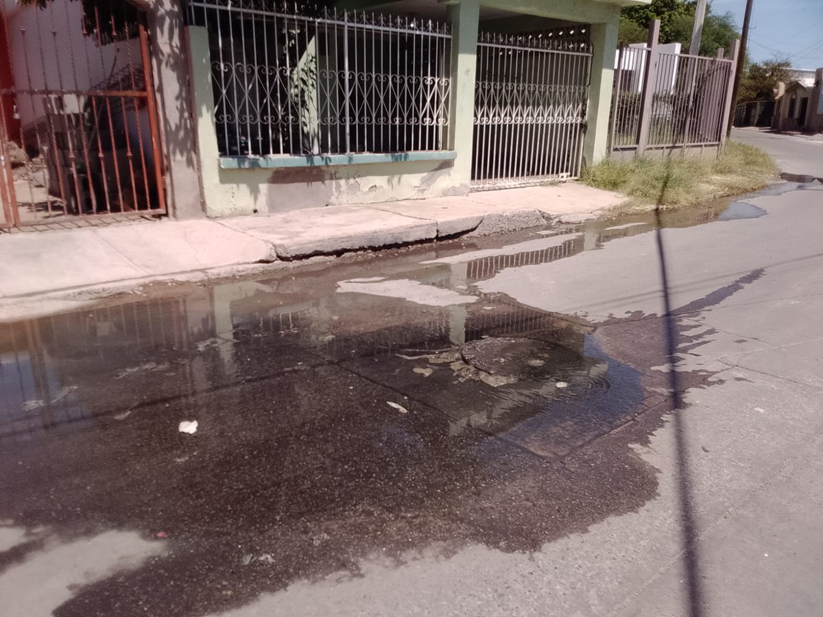colonos_las's tweet photo. @HermosilloGob @servpublicoshmo @tonoastiazaran Vecinos nos reportan que esta fuga de aguas negras se reportó y no se ha atendido en 7 días. Esta alcantarilla lleva un año con mismo problema. Solicitamos una solución, la contaminación afecta el acceso a las casas de tres bloques. https://t.co/0bqb7gH3gn