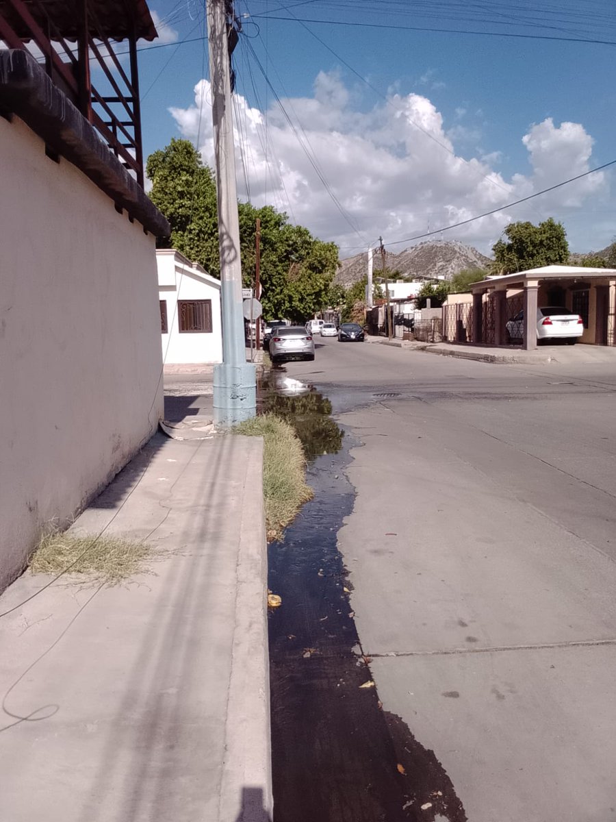 colonos_las's tweet photo. @HermosilloGob @servpublicoshmo @tonoastiazaran Vecinos nos reportan que esta fuga de aguas negras se reportó y no se ha atendido en 7 días. Esta alcantarilla lleva un año con mismo problema. Solicitamos una solución, la contaminación afecta el acceso a las casas de tres bloques. https://t.co/0bqb7gH3gn
