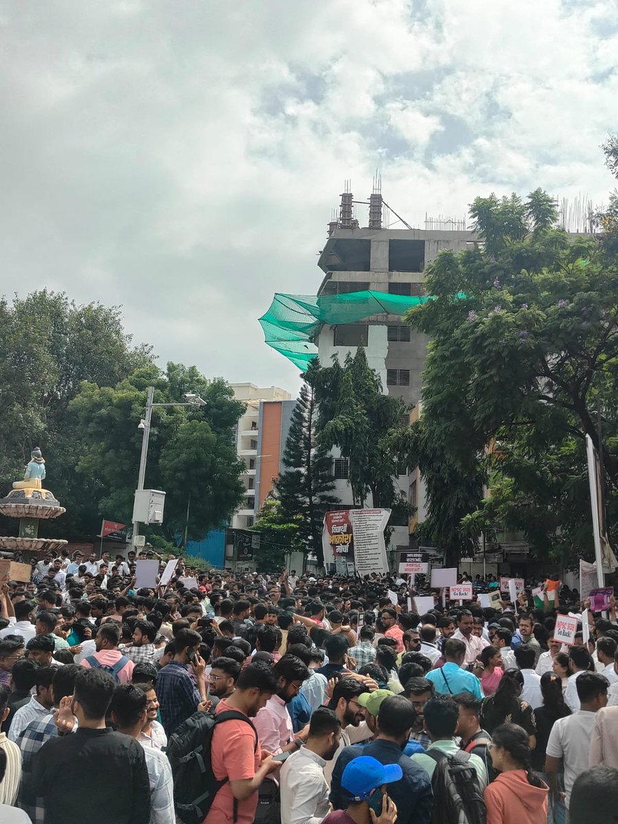 RRPSpeaks's tweet photo. आक्रोश मोर्चासाठी #MPSC चे विद्यार्थी पुण्यात ओंकारेश्वर मंदिराजवळ मोठ्या प्रमाणात जमले आहेत.. याचवेळी काहीसा पावसाचाही अंदाज वर्तवण्यात आलाय, मात्र विद्यार्थ्यांच्या डोक्यावरील उज्ज्वल भविष्याचं छत्र हिरावण्याचा काही भ्रष्ट अधिकाऱ्यांचा प्रयत्न असून तो हाणून पाडण्यासाठीचा आमचा हा लढा आहे. त्यामुळं पाऊस आला तरी हा आक्रोश मोर्चा विराट होणार.. मीही त्यासाठी पुढच्या काही मिनिटातच पोचतोय.. हा मोर्चा संविधानिक मार्गाने झाला पाहिजे यासाठी आमचं पोलीस प्रशासनाला संपूर्ण सहकार्य असेल आणि पोलिसांचंही असंच सहकार्य राहील, ही अपेक्षा!

#लढू_आणि_जिंकू
#आता_नाही_तर_कधीच_नाही