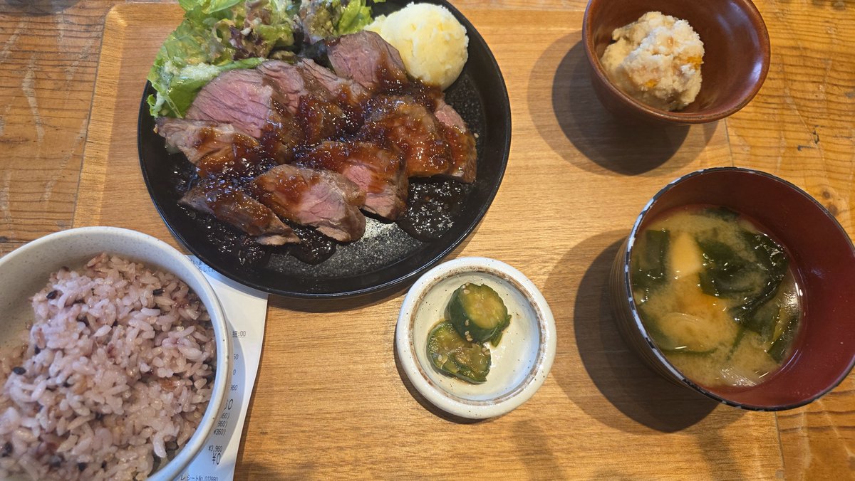BrianTrump777's tweet photo. お昼、肉大盛り https://t.co/hmYSG5oeay