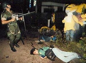 sumarsih11's tweet photo. Dia-kah yg mnembak Wawan?
Mnrt ksaksian, Wawan dtembak di hlmn kampusnya (AtmaJaya) dlm trgd Semanggi I-13 November 1998.

Sampai kpn TNI bhenti mjadi pmbunuh rakyat?
Hukuman ringan kpd pnyiram air keras thdp AndrieYunus ptanda tiadanya jaminan ktdkberulangan https://t.co/11LmH0QWpW