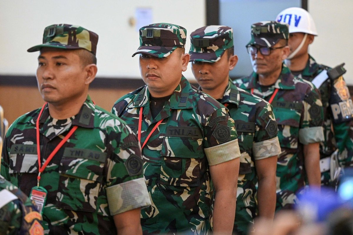 sumarsih11's tweet photo. Dia-kah yg mnembak Wawan?
Mnrt ksaksian, Wawan dtembak di hlmn kampusnya (AtmaJaya) dlm trgd Semanggi I-13 November 1998.

Sampai kpn TNI bhenti mjadi pmbunuh rakyat?
Hukuman ringan kpd pnyiram air keras thdp AndrieYunus ptanda tiadanya jaminan ktdkberulangan https://t.co/11LmH0QWpW