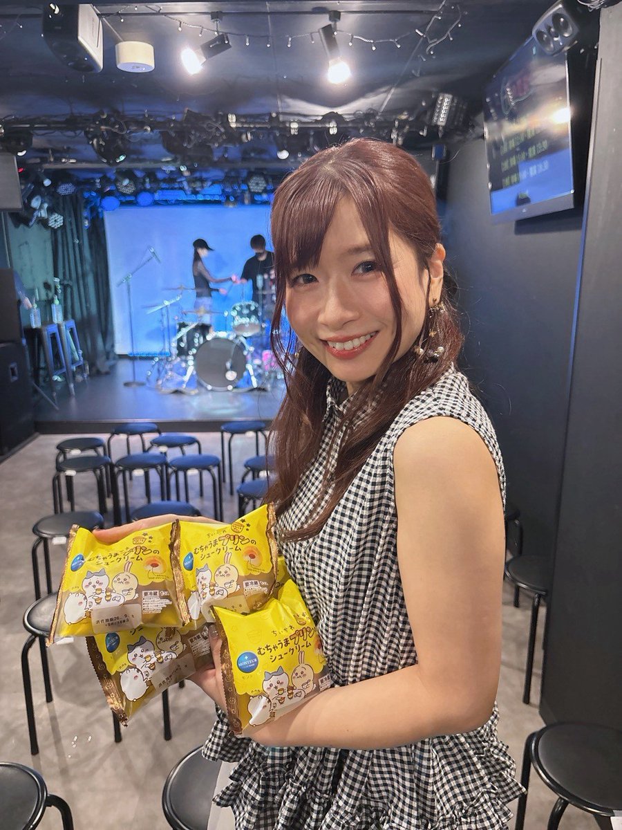mika_d_dr's tweet photo. そんな我らの都田Pさんは
差し入れにちいかわのシュークリームを沢山持ってきてくださいました！

そう…ちょうど「私ちいかわあんまり知らないんだよね…」のトークが繰り広げられたタイミングで！！笑

ちょっと顔見に寄っただけ！！
と出て行ったけど絶対遠くから来てるのです。大雨の中！うふふ✨ https://t.co/zEEur9F7Yd