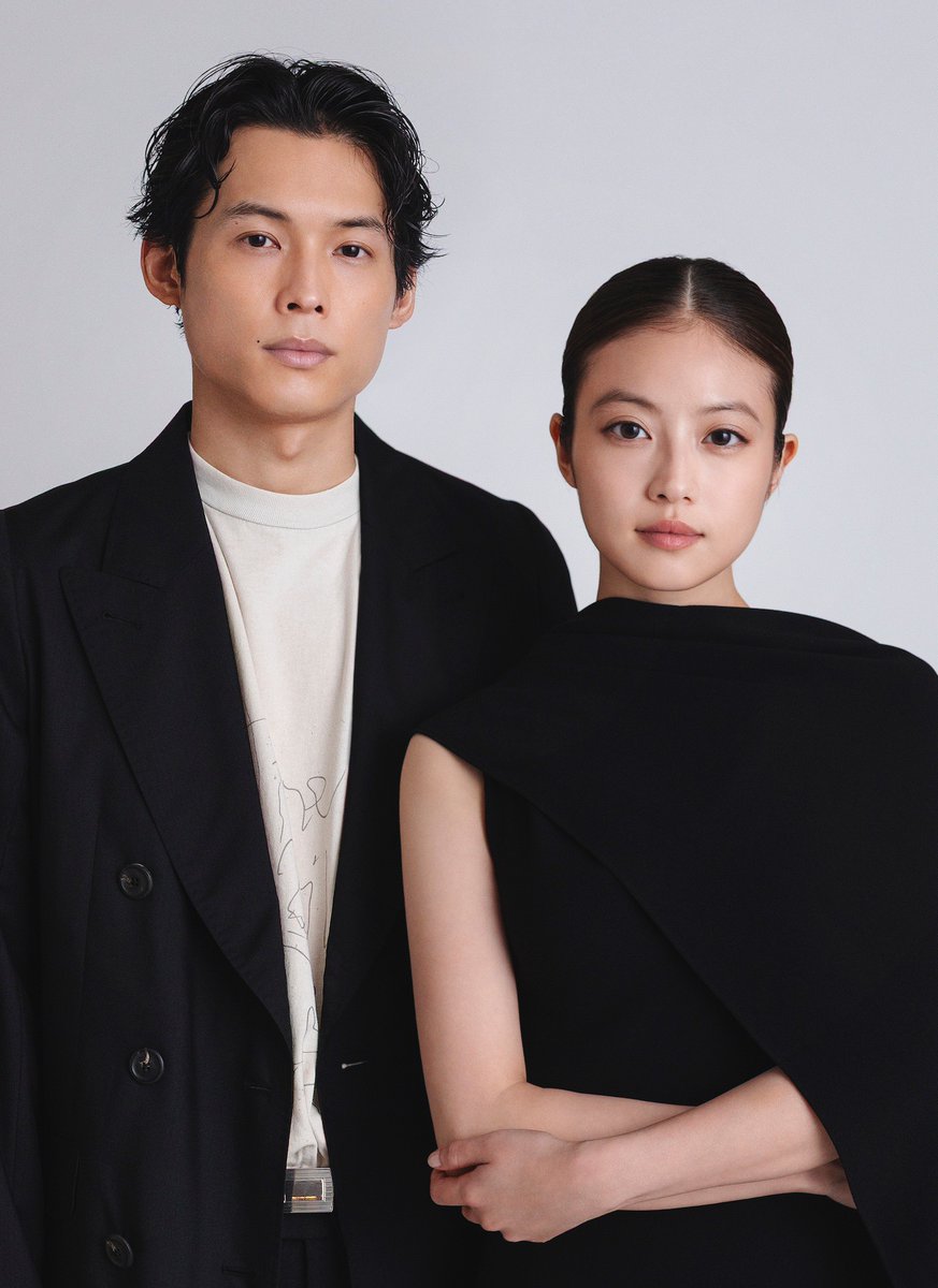 wwd_jp's tweet photo. 松村北斗 × 今田美桜　映画「白鳥とコウモリ」インタビュー　

——本作は登場人物たちが過酷な運命の中で「人生を変える大きな選択」をしていく姿が描かれますが、お2人にとって、これまでの人生で「今の自分を形作った最大の選択」は何ですか。 https://t.co/bqfs8mHKMM