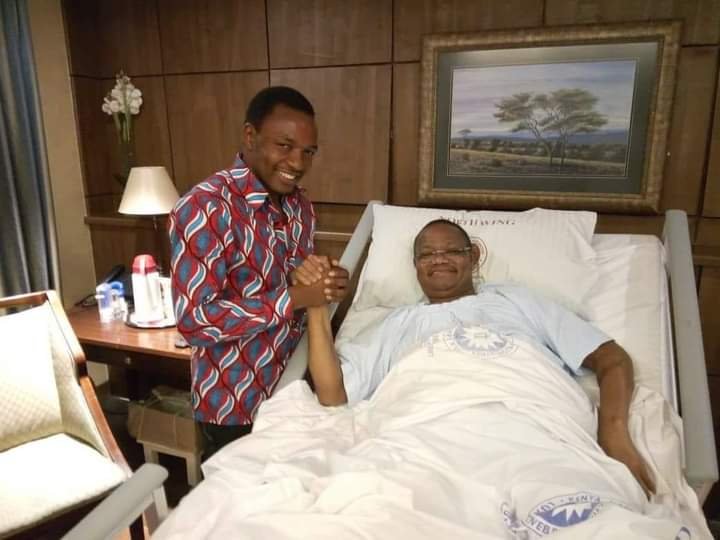Twaha_Mwaipaya's tweet photo. Picha hii ilipigwa Tarehe 2/11/2017 nilipofika Nairobi kumjulia hali Mwanasheria Msomi Mh. Tundu Lissu, baada ya kupigwa Risasi 16 na kuishi, siku hii nilimsujudia Mungu na kumshukuru kwa ukuu wake, Leo tarehe 7.9.2026 Tundu Lissu anatimiza Miaka 9 tangu Apige RISASI.

Mpaka leo hakuna mtuhumiwa yoyote aliekamtwa kwa tukio lake.