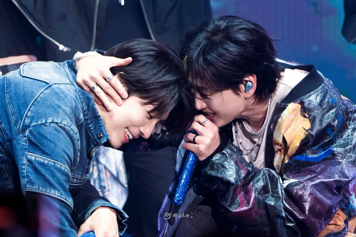 9choi_elf's tweet photo. 𝟚𝟘𝟚𝟞𝟘𝟡𝟘𝟞 𝔻𝕆ℕ𝔾ℍ𝔸𝔼 <𝔸𝕃𝕀𝕍𝔼> 𝔼ℕℂ𝕆ℝ𝔼 𝕚𝕟 𝕊𝔼𝕆𝕌𝕃

오랜만에 보는 두 사람의 도망쳐 다 ㅠㅠ

#SUPERSHOW10 
#SUPERJUNIOR #슈퍼주니어 
#EUNHYUK #은혁 #이혁재 #銀赫 
#DONGHAE #동해 #이동해 #東海
#은해
@donghae861015 @AllRiseSilver ♡ https://t.co/IHdNYJXCZh
