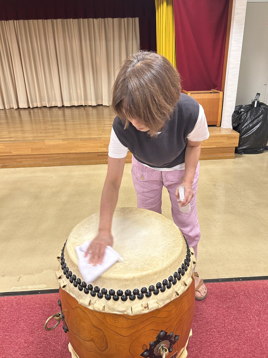 owaridaiko's tweet photo. 夏祭りシーズンが終わって最初の練習日。

太鼓をトラックから下ろして砂ぼこりを落として綺麗に✨ https://t.co/mjH8LWbNml