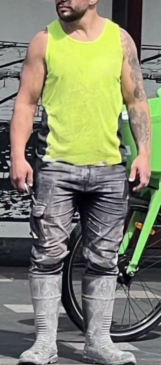 ScaffHunter's tweet photo. On yer knees lads 🍆😈
#dirty #workie #dirtyworkie #tradie #roadworker #groundworker #construction #HiVis #HiViz #workvest #bulge #bigbulge #tradiebulge #builderbulge #tatts #tattoo #tradietatts #workgear #workboots #bootfetish #bootworship #bootpig 🐽 https://t.co/pk4XFIx4ge