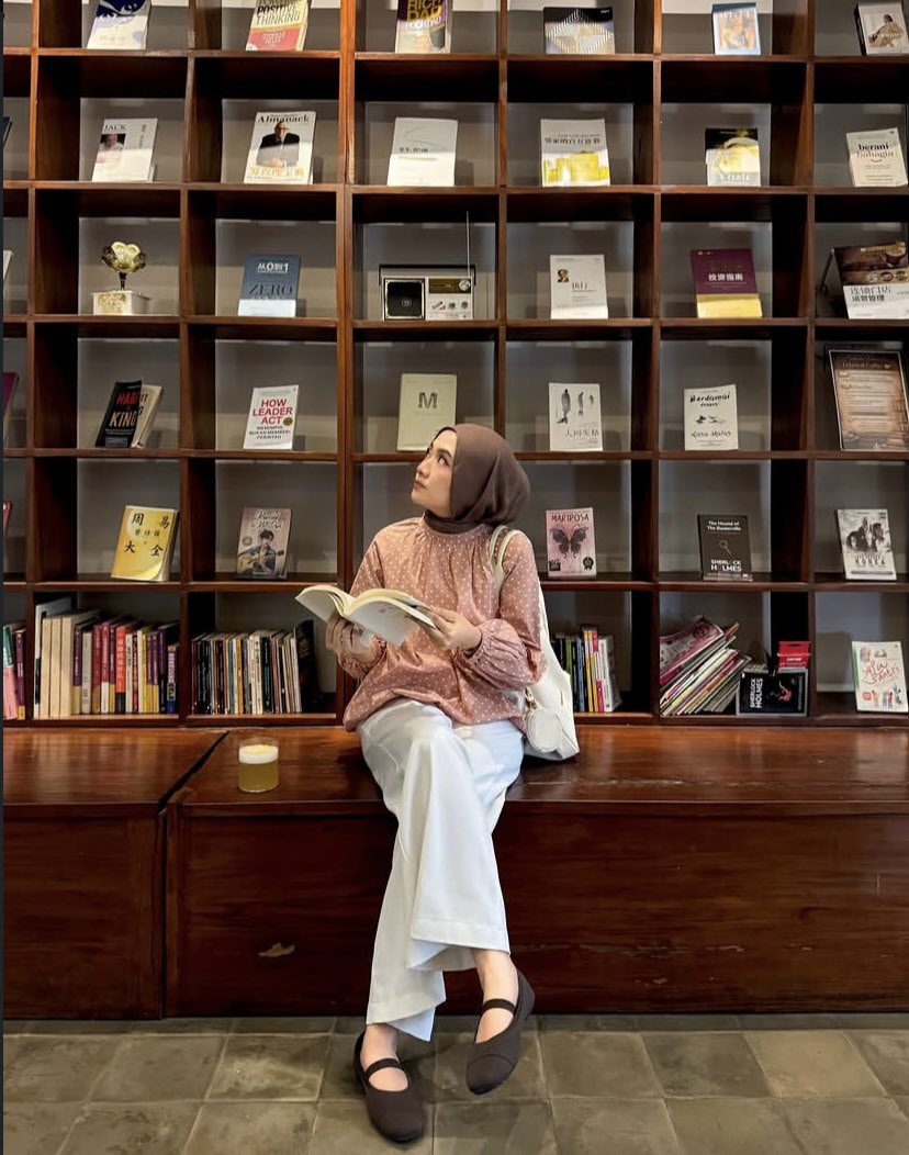 chocomelovess's tweet photo. minimal banget kamu punya satu polka blouse yang usefull gini sih~ https://t.co/RjGehPubzv