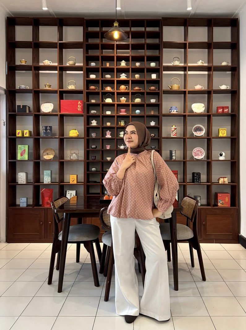 chocomelovess's tweet photo. minimal banget kamu punya satu polka blouse yang usefull gini sih~ https://t.co/RjGehPubzv