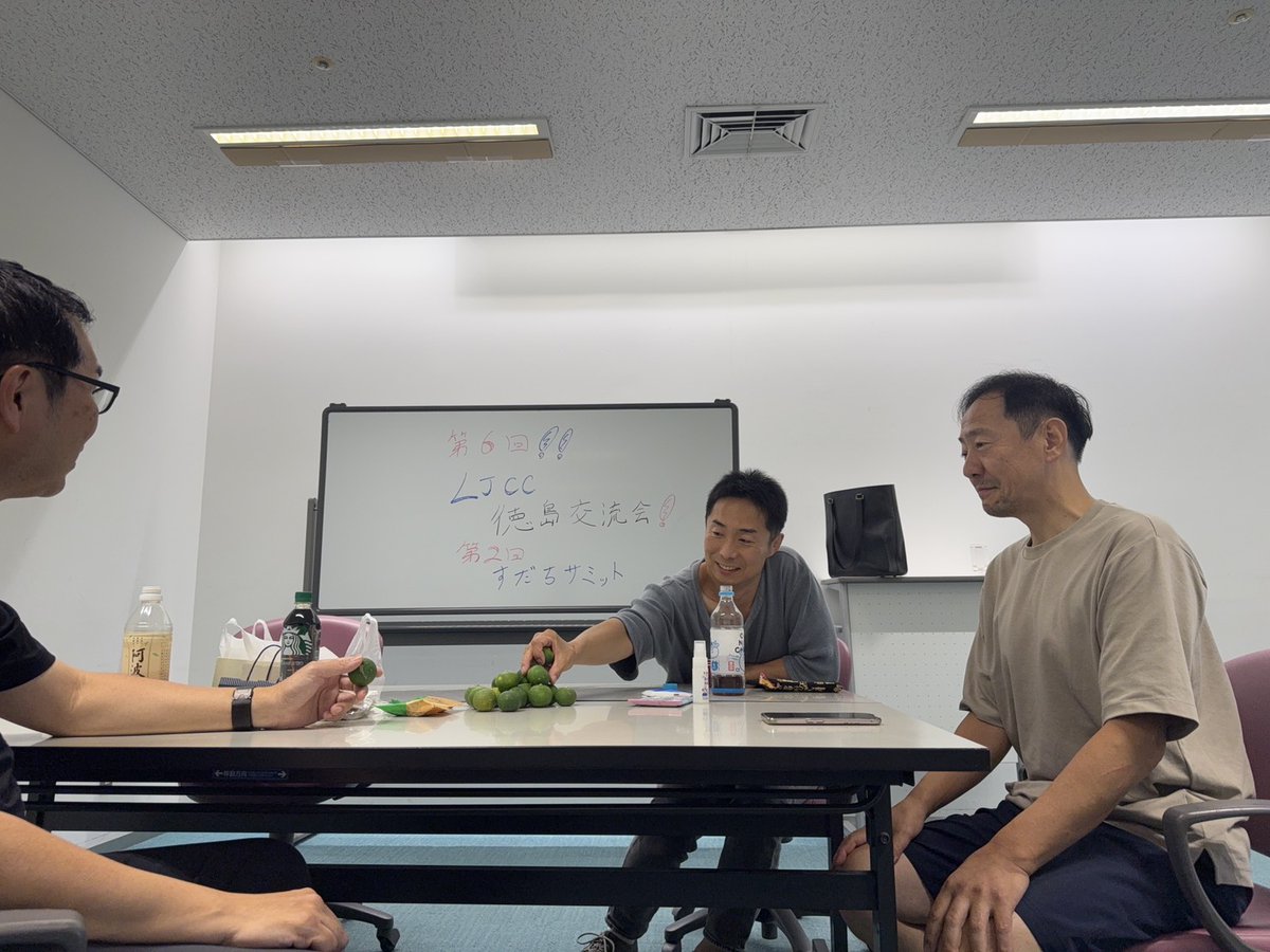 LJCC3181's tweet photo. ９月６日（日）「第６回徳島（四国）交流会」報告
経験者２名、ＳＰ１名
台風近づく中、定番メンバーが徳島駅前に集いました！昨年に続き、「第２回すだちサミット」も同時開催(笑)。最近の事件や時事問題から本業の愚痴まで(笑)。贅沢な日曜日の午後でした。次は東北だ！
-ＬＪＣＣ- #裁判員 #交流会 https://t.co/rcOb5U6mmD