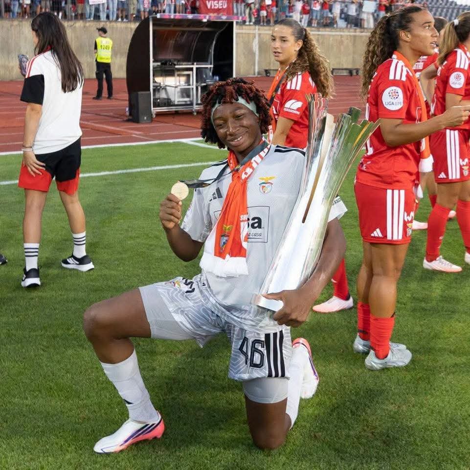 TheCameroonianZ's tweet photo. Nouvelle fierté camerounaise 🇨🇲

Michaely Bihina remporte la Super Coupe du Portugal avec le Benfica.

Félicitations à la Lionne Indomptable pour ce sacre ! https://t.co/HM88tLixu7