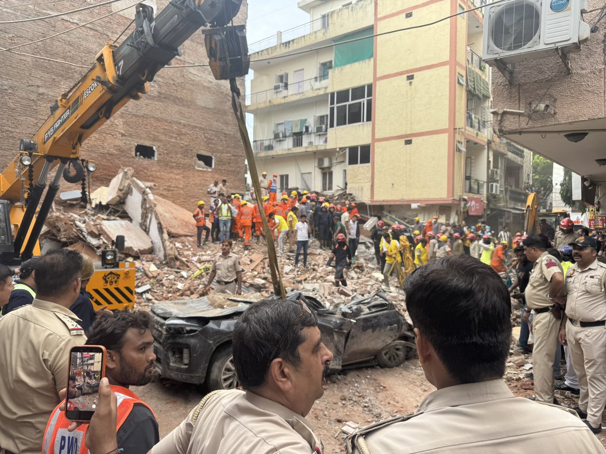 AshutoshRanka's tweet photo. Collapsing buildings. Dilapidated infrastructure. Broken roads. Polluted air. Choked sewers.

With no funds and no accountability, either political or bureaucratic - India’s Urban Governance has become a complete nightmare.

It’s high time we start talking about it. https://t.co/h3n5gknSSy