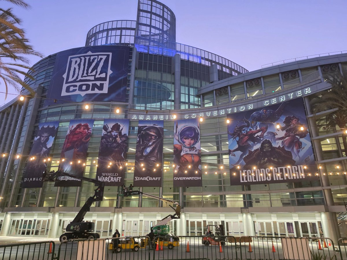 TVRNGames's tweet photo. 🎮 Плакаты с играми Blizzard появились на фасаде конференц-центра в Анахайме перед масштабной игрой выставкой BlizzCon 2026

Ивент пройдёт 12-13 сентября. https://t.co/4BYdF9sGQj