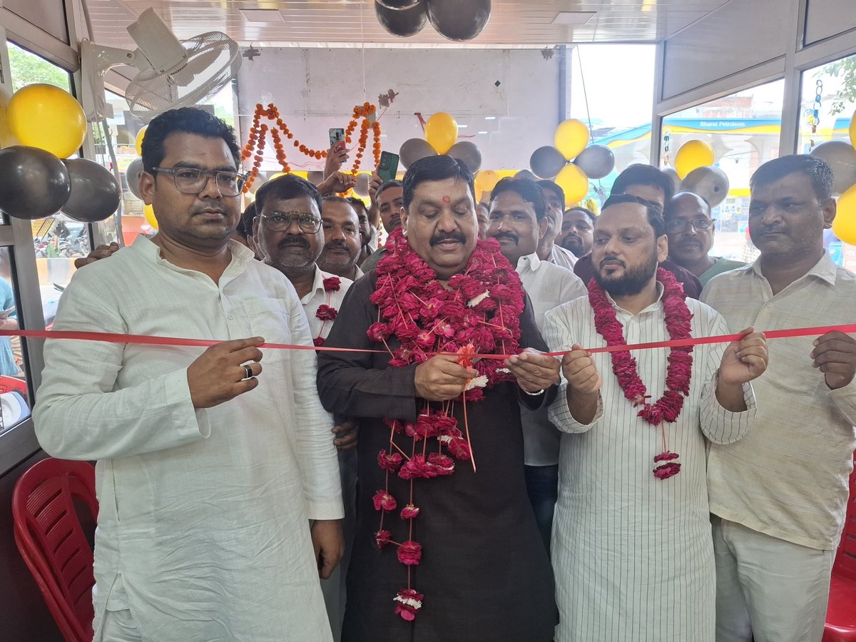 SinghArvindGope's tweet photo. बाराबंकी, मोहम्मद अरमान के नाका सतरिख सुभाष नगर मोड़ स्थित नवीन प्रतिष्ठान इलेक्स हेयर लाउंज के शुभारंभ के अवसर पर आयोजित शुभारंभ समारोह में उपस्थित हुआ। https://t.co/Ox9Jgj9eBT
