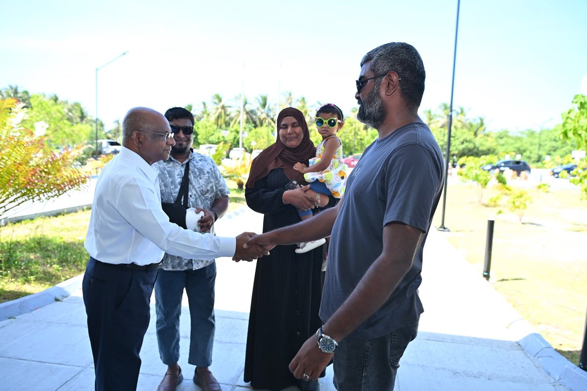 Mohamedfaisalv's tweet photo. ކުޅުދުއްފުއްޓަށް އޮނަރަބަލް އަބްދުﷲޝާހިދު ކުރެއްވި ކާމިޔާބް ކެމްޕެއިން ދަތުރަށްފަހު އެންބުރި މާލެ ދިއުމަށް ފުރުން .. ކުޅުދުއްފުށި ސިޓީގެ އެމްޑީޕީ މެމްބަރުން ދެއްކެވި ހިތްވަރާއި ބެހެއްޓެވި ގާތް ކަމަށްޓަކާ ޝުކުރު އަދާ ކުރަން   @abdulla_shahid @aabaareh https://t.co/XyXkF45zDg