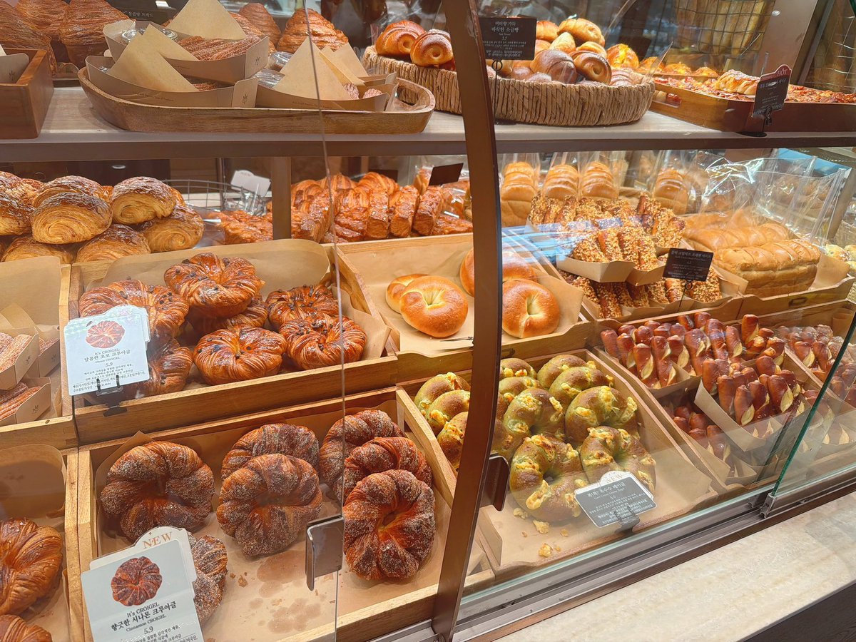 aiai77553's tweet photo. 江南駅すぐの美味しいパン屋さん🥐
朝7時から営業してるから朝ごはんに良き👍⭐️ここは甘いパンが美味しかった💖
江南駅５番出口出てすぐで立地も⭕️
クイニーアマンと餅あんドーナツ食べた💖
安国とかソンスまで行く時間ない江南徘徊民で美味しいパン食べたい人にもおすすめ😍
📍PARIS CROISSANT https://t.co/ax6hn3FBld