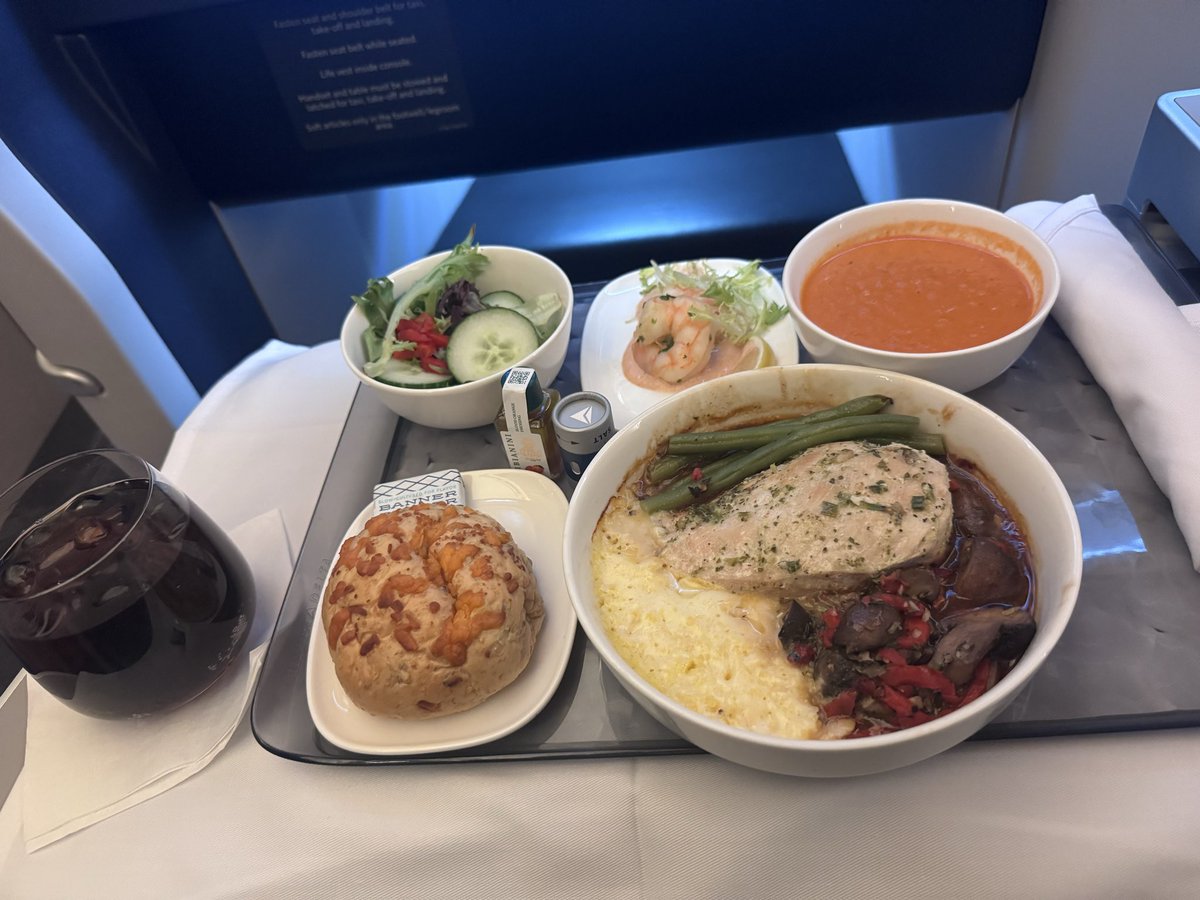 sssong6823's tweet photo. 먹고 자고 먹고 자고 ✈️🚀 https://t.co/IRRNblWFfC