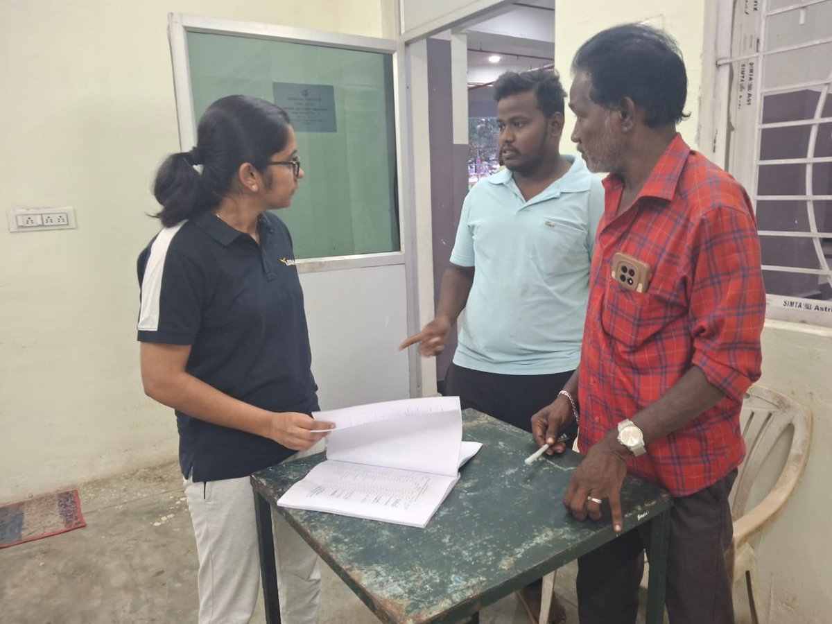 Tutycorp's tweet photo. அண்ணா பேருந்துநிலைய வளாகம்,கிழக்கு மண்டல அலுவலகம் பகுதியில் உள்ள வார்டு அலுவலகத்தில் பணியாளர்களின் வருகை பதிவேட்டினையும்,தூய்மை பணியாளர்களுக்கான காலைஉணவு வினியோகம் குறித்தும்,சுகாதாரவளாக பராமரிப்பு பணிகளையும் மாநகராட்சி ஆணையர் திருமதி.சி.ப்ரியங்கா இ.ஆ.ப அவர்கள் ஆய்வு செய்தார்கள். https://t.co/MMfqp4bFbs