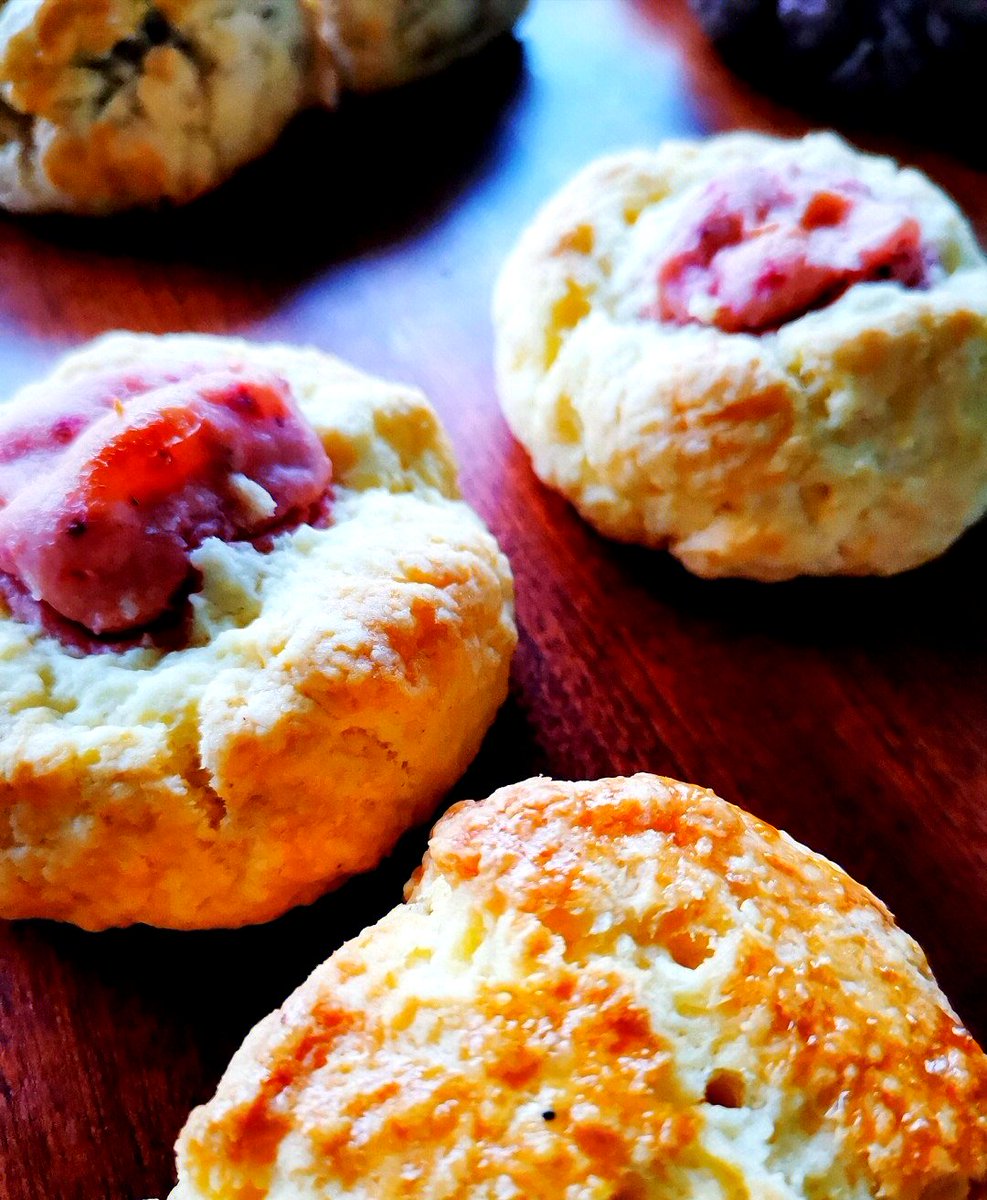 alinx401027's tweet photo. Just pulled these soft, buttery vanilla scones fresh from the oven—warm, crumbly perfection for my Saturday morning tea! https://t.co/GrJh71dqF0
