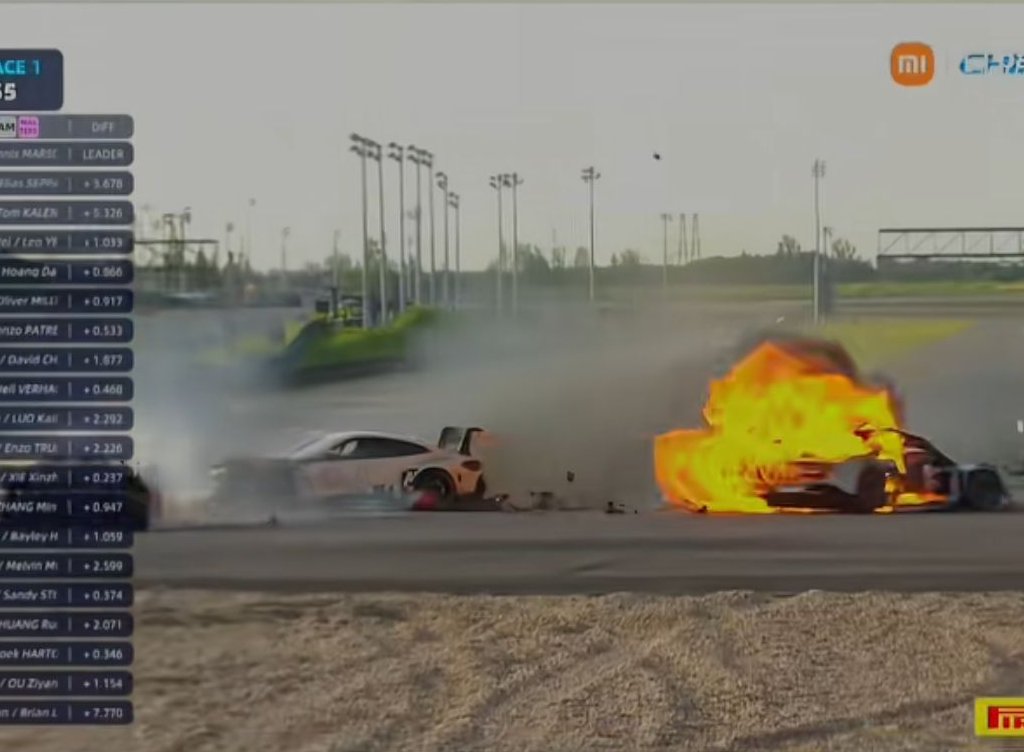 LeoMess4i's tweet photo. A fire broke out at Shanghai CHINA GT race. Outsourced security, paid 60 yuan (approx. $8.35 / €7.80) for 5 hours with little emergency training, failed to respond. A driver risked his life to rescue others, sparking anger over flawed outsourced safety. https://t.co/VRA8w7I70k