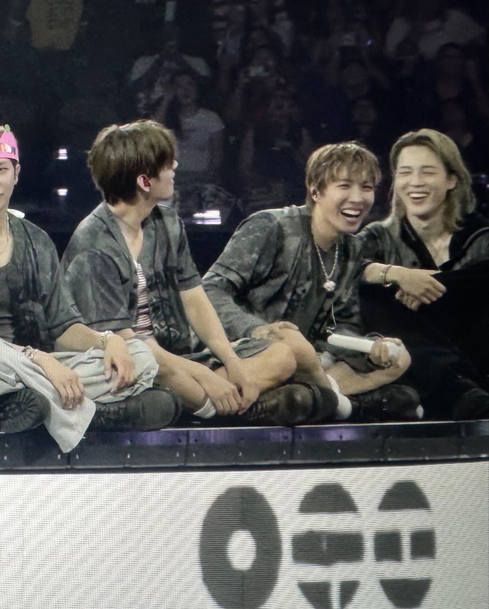 jminblonde's tweet photo. JIMINS REACTION TO JUNGKOOK IS KILLING ME😭 https://t.co/XioHEAtYxt