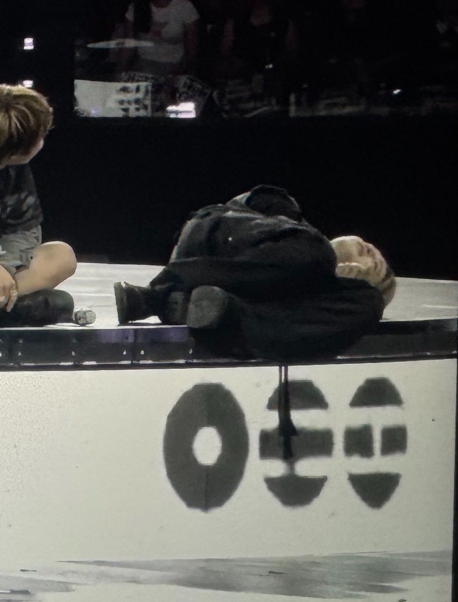 jminblonde's tweet photo. JIMINS REACTION TO JUNGKOOK IS KILLING ME😭 https://t.co/XioHEAtYxt