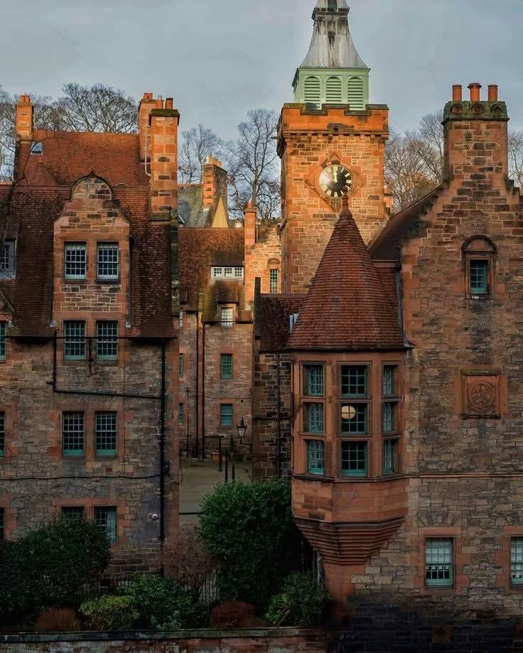 earthviewss1's tweet photo. Autumn in Edinburgh, Scotland 🏴󠁧󠁢󠁳󠁣󠁴󠁿 https://t.co/mm8p0OKamp