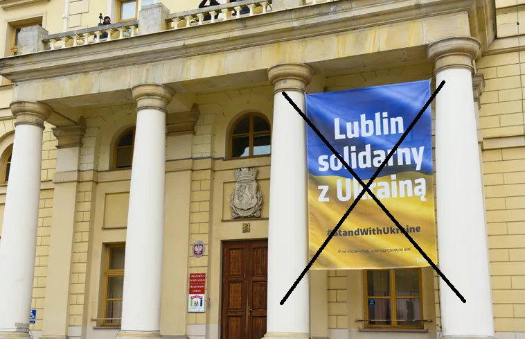 cuprwarszawa's tweet photo. 🇵🇱 Lublin – zdjęto flagę Ukrainy po gloryfikacji UPA przez Zełenskiego. 100 propagandystów chce jej przywrócenia. Niech ci "solidarni" z Banderą jadą na front i bronią Ukrainy, a nie pouczają Polaków w Polsce!
#Lublin #Ukraina #Flaga #UPA #Propaganda #Polska https://t.co/wPNm3ckKgF