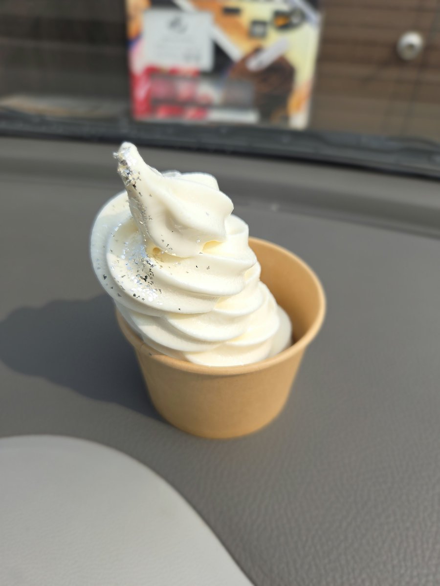 puddinglv's tweet photo. 昨日は長沼にある
暁patisserie FuRuTaの
ソフトクリームを食べに行ってみた
どっちから撮っても斜めってる(T_T) https://t.co/VbxK6nghiV