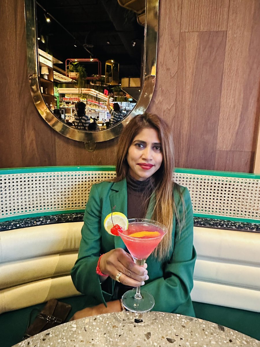 _ragininair's tweet photo. Life lately🍸 https://t.co/lUHMiIPvSK