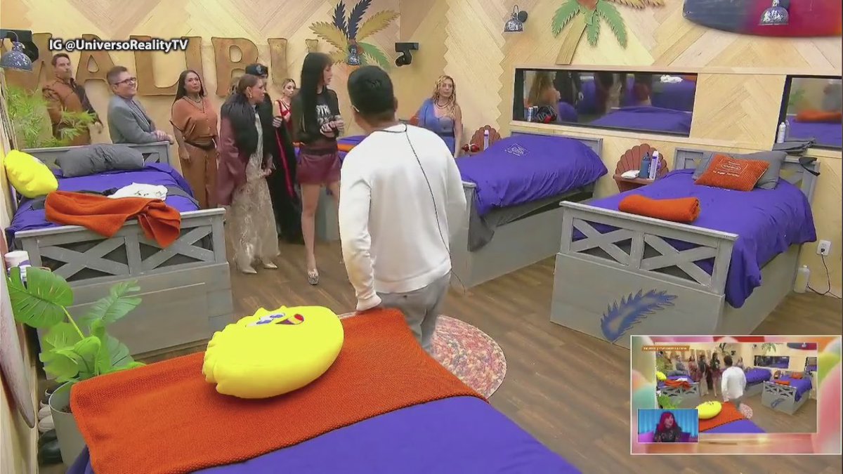 AlexLopezA3's tweet photo. Gala en Malibu🤣 si casi le mentó la madre a Arath por los ronquidos aqui será guerra 😆😆

#LaCasaDeLosFamososMx 
#LCDLFMX https://t.co/u8TmAOThXj