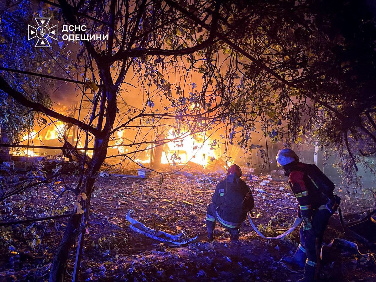censor_net's tweet photo. РФ атакувала Одещину: пошкоджені будинки, загорілися автомобілі

https://t.co/1zNhcYVvcY https://t.co/tg2K6hv9He