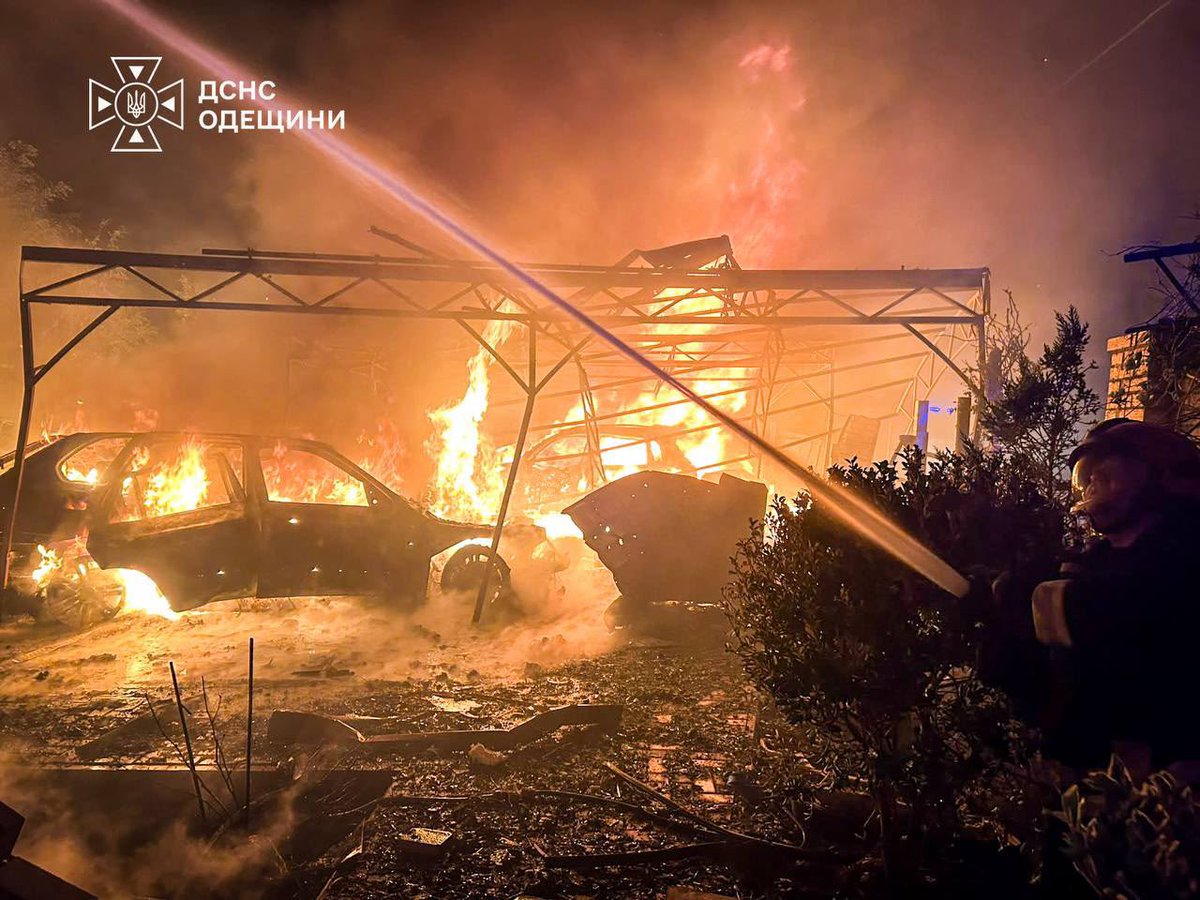 censor_net's tweet photo. РФ атакувала Одещину: пошкоджені будинки, загорілися автомобілі

https://t.co/1zNhcYVvcY https://t.co/tg2K6hv9He
