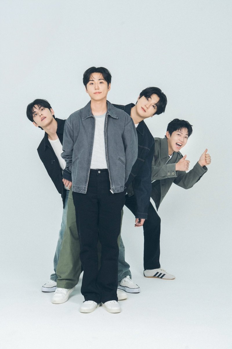 Youngkilograms's tweet photo. 💌 [To. My Day]

A surprise gift has arrived! 🎁
Here is DAY6's 11th anniversary family photo. Hope My Day loves it! https://t.co/zCHWFVegKk