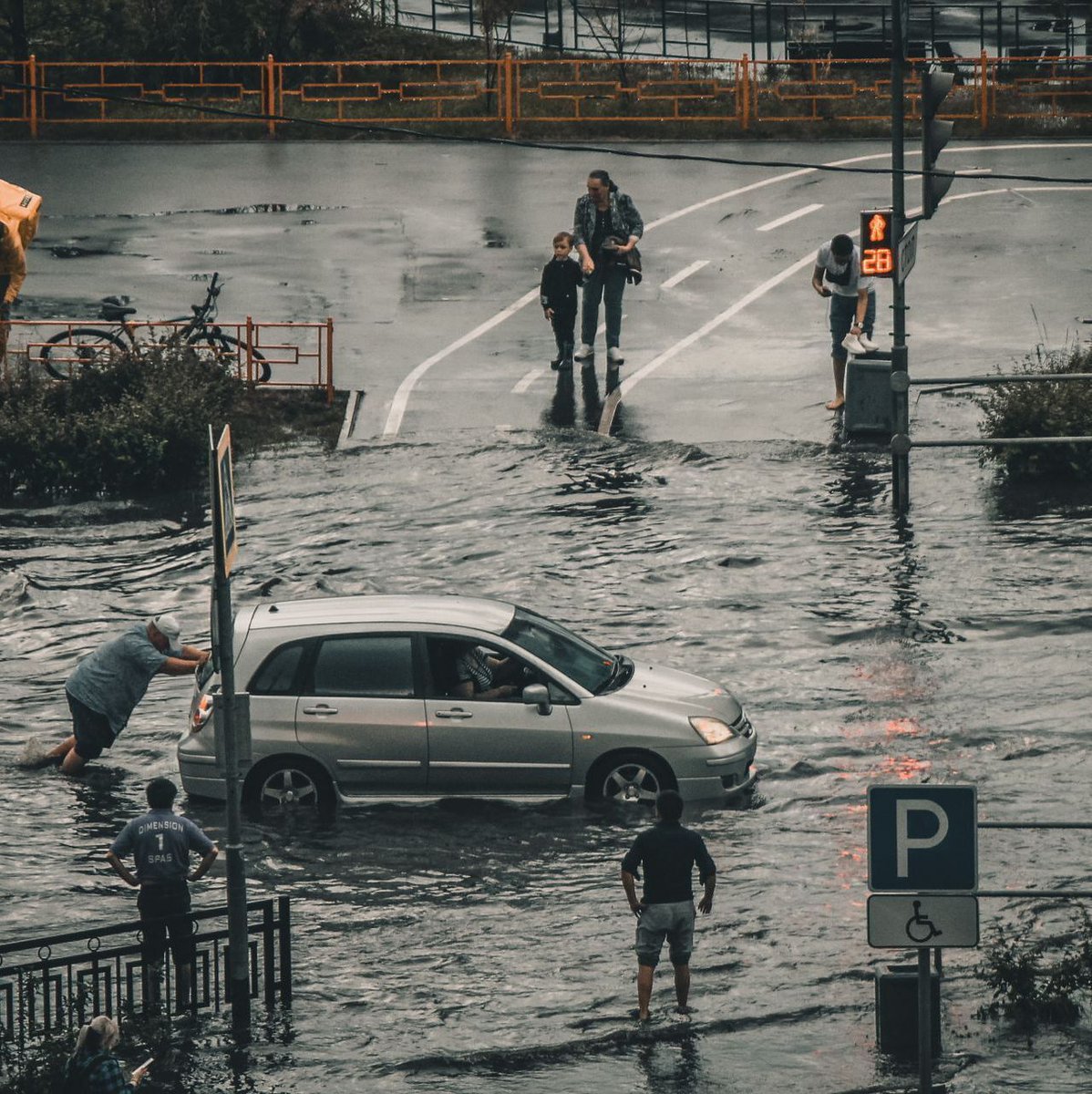 TyndallCentre's tweet photo. 🌡️ The world is set to cross 1.5°C of global warming in the next few years. 

A new @unep.org report, co-authored by @richdawson.bsky.social, says we can still limit the scale + duration of this overshoot and potentially return below 1.5°C.

Read more: https://t.co/snhGokXVWk https://t.co/NGObo9RYne