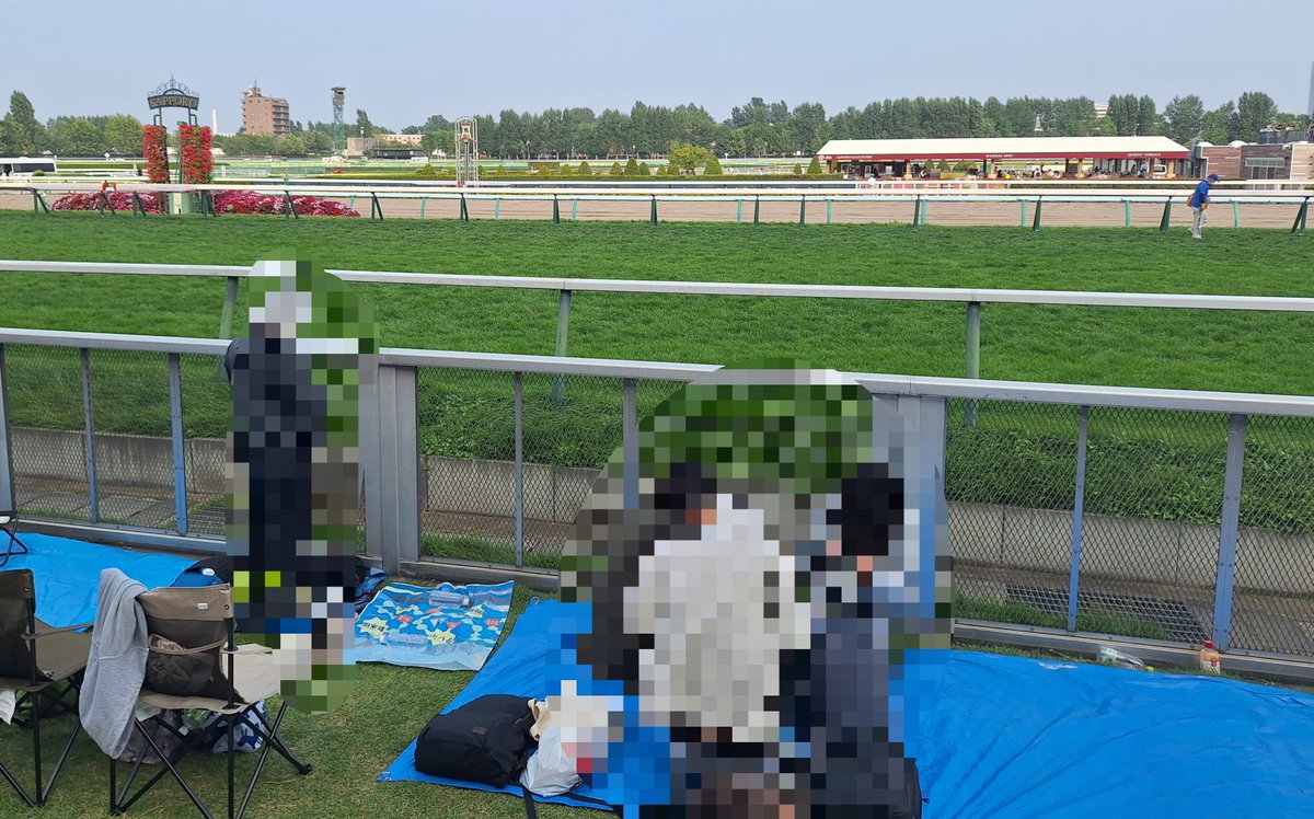masa198531's tweet photo. １つだけ札幌開催の不満を。
最前列で数名でブルーシートを広げて、バズーカブン回しているロングスカートの姉さん方を取り締まってほしい。人のシート平気で踏んづけるし、食べ物の上を跨がないでほしい。 https://t.co/CY4TNGXjJ3