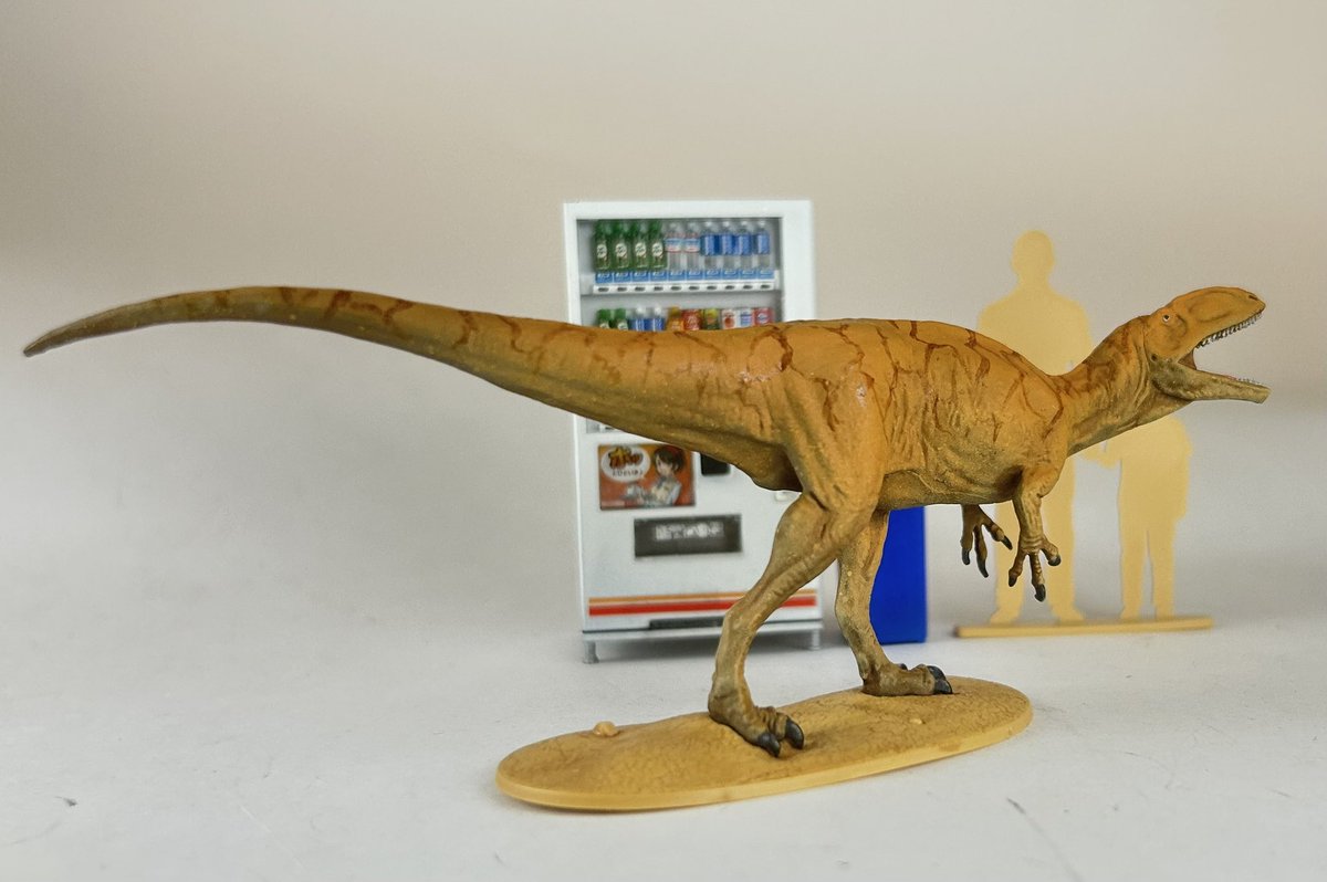 max_komaken's tweet photo. タミヤ新製品の1/35フクイラプトル、３時間程度で完成してしまった……！
千円もせず、ヤスリがけすらせず、生き生きとした造形。
流し込み接着剤で組み立てて、合わせ目を爪楊枝で馴染ませたら即塗装。
エアブラシで３色、エナメルでウォッシュ、油彩で模様、水性ツヤ消しトップコート。
#タミヤ https://t.co/e2JfzoRnwn