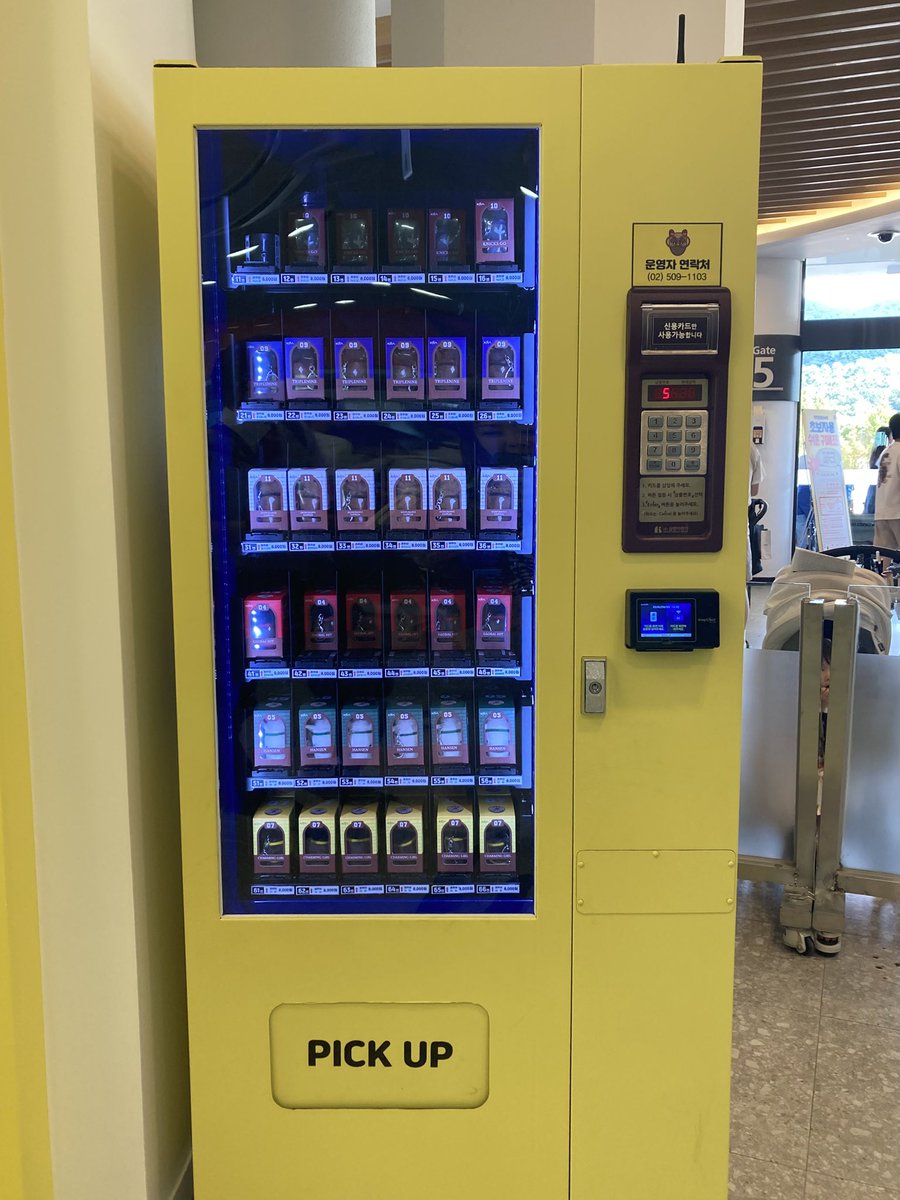 yoko_oe's tweet photo. ソウル競馬場にグッズショップがありました！海外通の記者カメラマンたち���よると、昨年はなかった(or我々は入場できない所にあった？)のだとか。ユメノホノオが3着だった昨年のYTN杯を勝ったグローバルヒットのぬいぐるみを買いました💡手のひら大のキーホルダーで、8000ウォン(約960円)。 https://t.co/SBjguXiyOG
