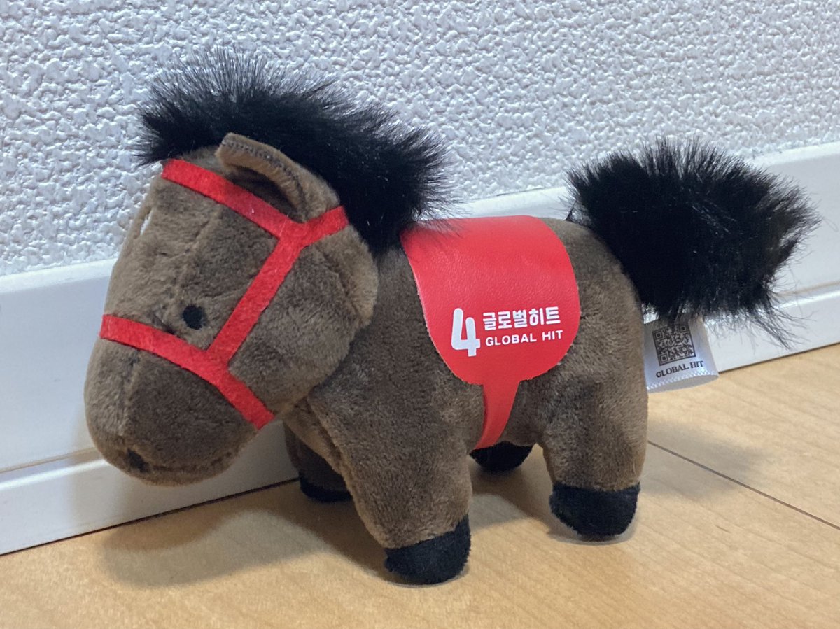 yoko_oe's tweet photo. ソウル競馬場にグッズショップがありました！海外通の記者カメラマンたち���よると、昨年はなかった(or我々は入場できない所にあった？)のだとか。ユメノホノオが3着だった昨年のYTN杯を勝ったグローバルヒットのぬいぐるみを買いました💡手のひら大のキーホルダーで、8000ウォン(約960円)。 https://t.co/SBjguXiyOG