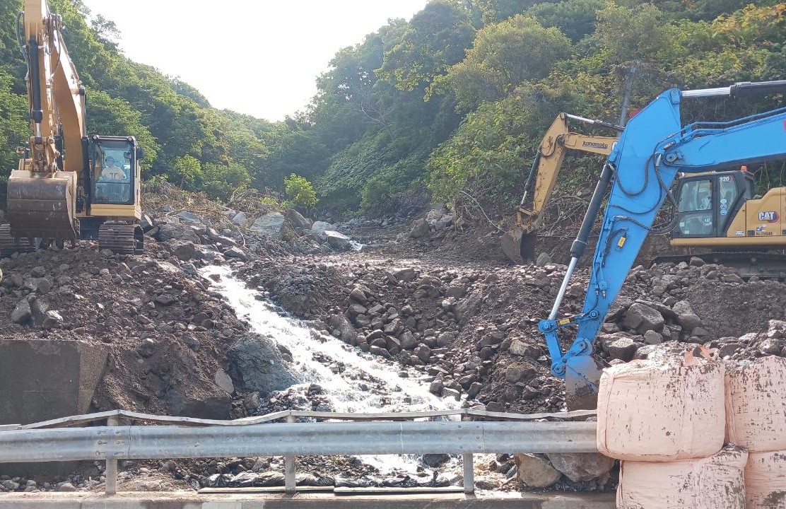 hkd_mlit_roadrm's tweet photo. 【#通行止め のお知らせ】国道231号増毛町雄冬では通行止めを実施しており、9月中旬の解除を目指し、上流側の岩塊撤去等を進めています。ご迷惑をおかけしますが、ご理解とご協力をお願いいたします。　#いのちとくらしをまもる防災減災 https://t.co/Yr9cTqfoLT