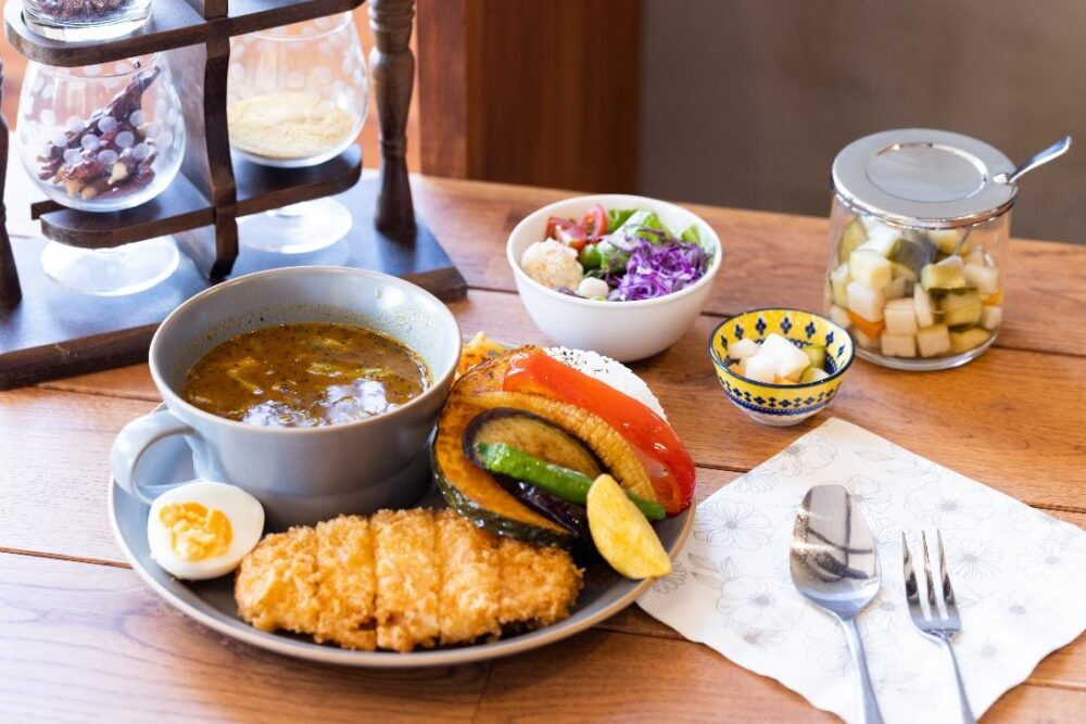 YONDEN_G's tweet photo. 推しカレーを見つけてみませんか？

愛媛県松山市には、本場のスパイスカレーや和風だしを使ったオリジナルカレー、スリランカの家庭料理など、個性豊かなカレー店が点在しています🍛

今回紹介する、ランチにもディナーにもおすすめの6店舗から、お気に入りの一皿を探してみてはいかがでしょう😋

▶記事の続きは「愛でたい四国」で"松山のカレー" と検索してご覧ください。
