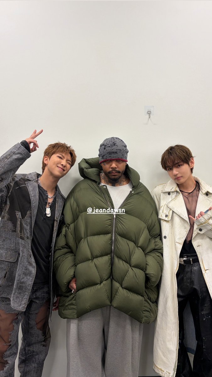 BTSV_JPN's tweet photo. 🆕メディア 

テヒョンさんがInstagram Storiesを更新しました📷

いいね、シェアとStoriesへの投稿を🔽
テヒョンさん
（https://t.co/170twSfpCg）
∟@/jeandawsn

RMさん（@/rkive）も投稿🔽
（https://t.co/zpvIzNpLVa）

LA公演に来られていたミュージシャンであり、ビジュアルアーティストとしても活躍されているJean Dawsonさんとの一枚✨
オルタナ、R&B、ヒップホップ、サイケなど多様なジャンルを融合させたエクスペリメンタル・ポップアーティストと呼ばれるその音楽性や、芸術への深い関心など、お三方には共通する部分もたくさんありそうですね💜

V WEST COAST TAKEOVER
IDOL OF IDOLS KIM TAEHYUNG
#V_WORLDTOUR_ARIRANG_LA_D4
#KIMTAEHYUNG_WORLDTOUR_ARIRANG
#BTSV #キムテヒョン
#thv
#rkive